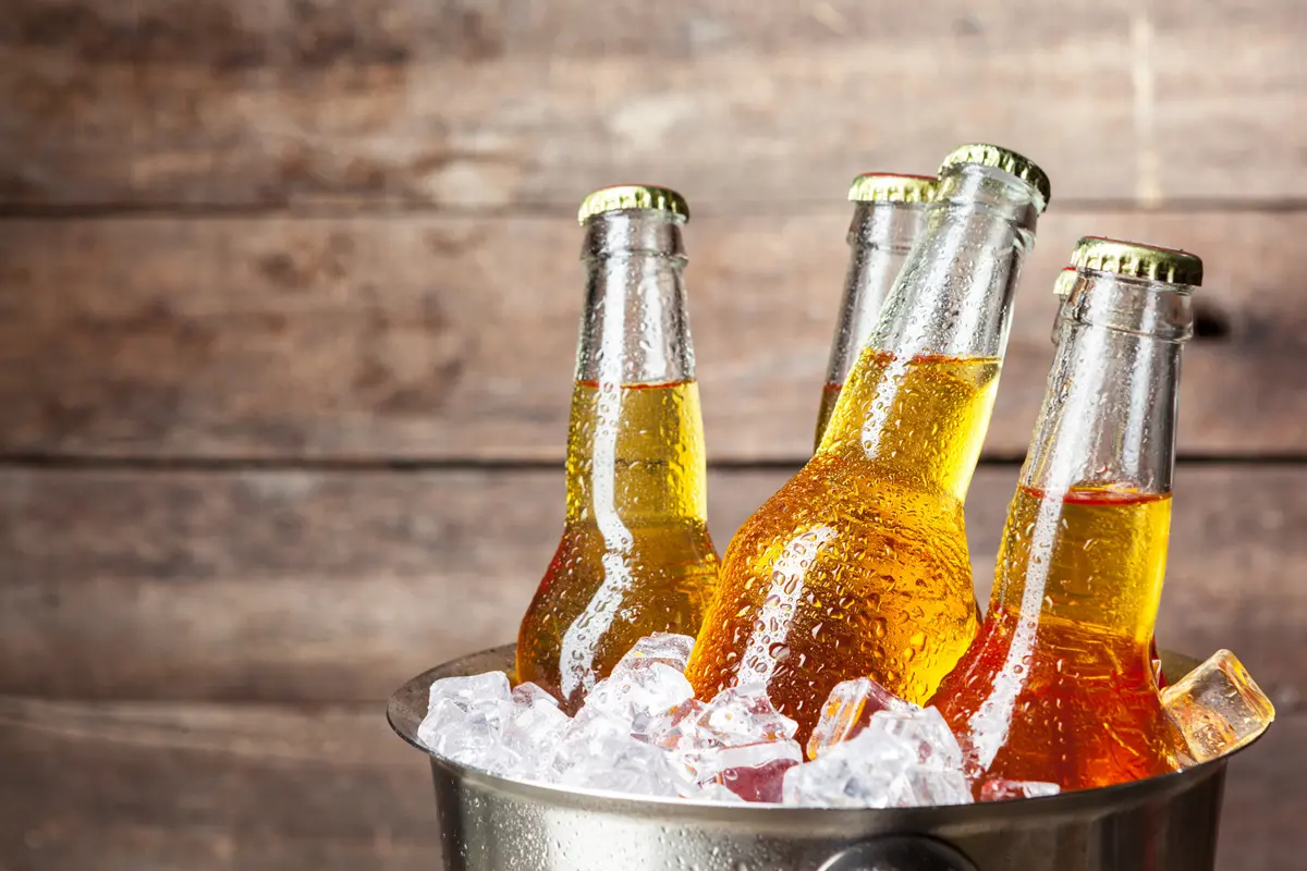 Polícia Civil proíbe venda de bebidas alcoólicas em garrafas de vidro
