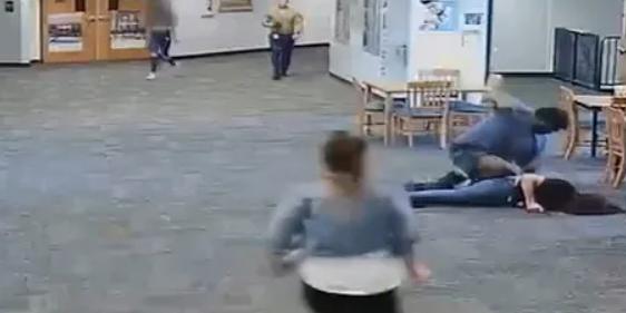 Aluno espanca professora após ter o videogame retirado durante a aula; vídeo