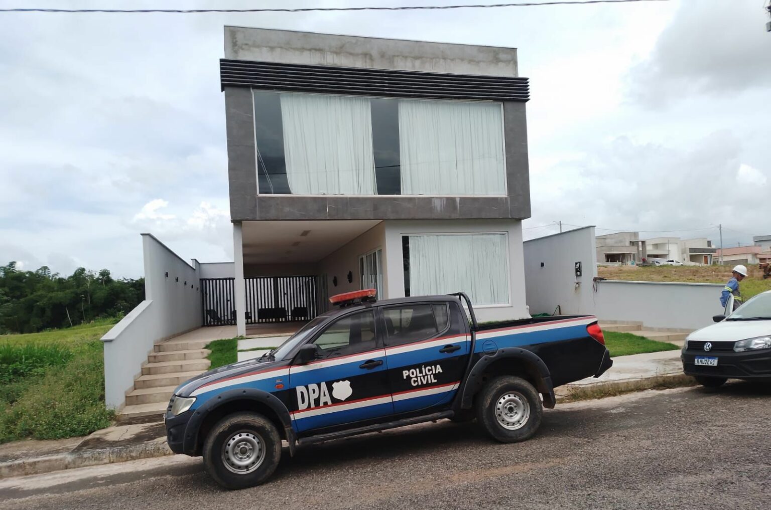 Casa em condomínio de luxo é alvo de operação contra furto de energia