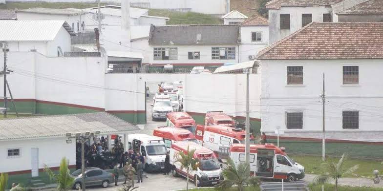 Incêndio atinge complexo penitenciário e deixa ao menos três mortos