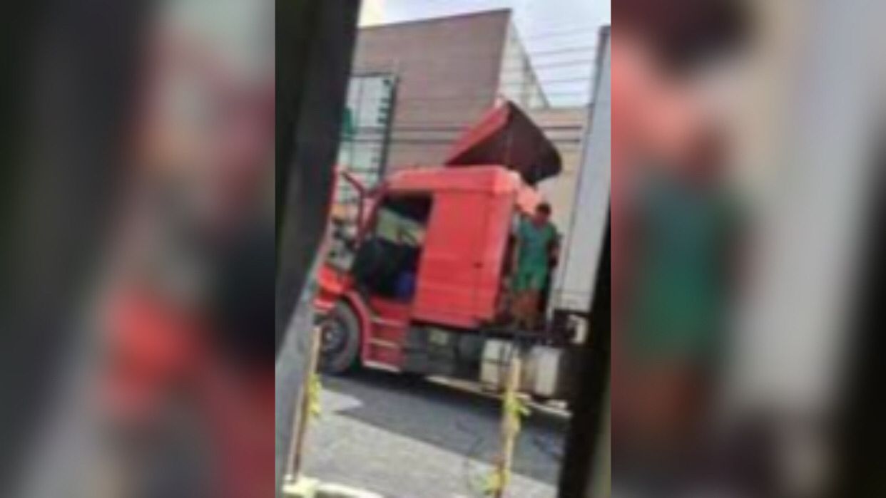 Motorista corta fiação elétrica usando facão para passar com caminhão em via pública no Pará