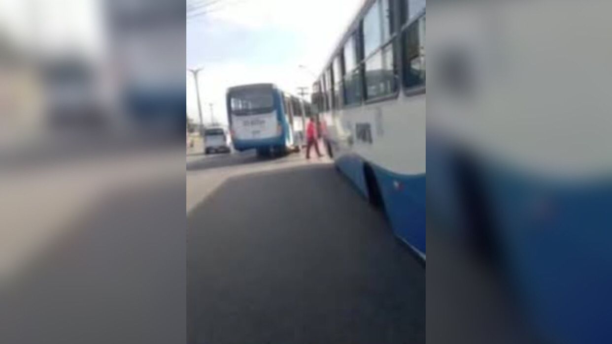 Pneu de ônibus se solta e atinge banca de vendedor ambulante no Pará