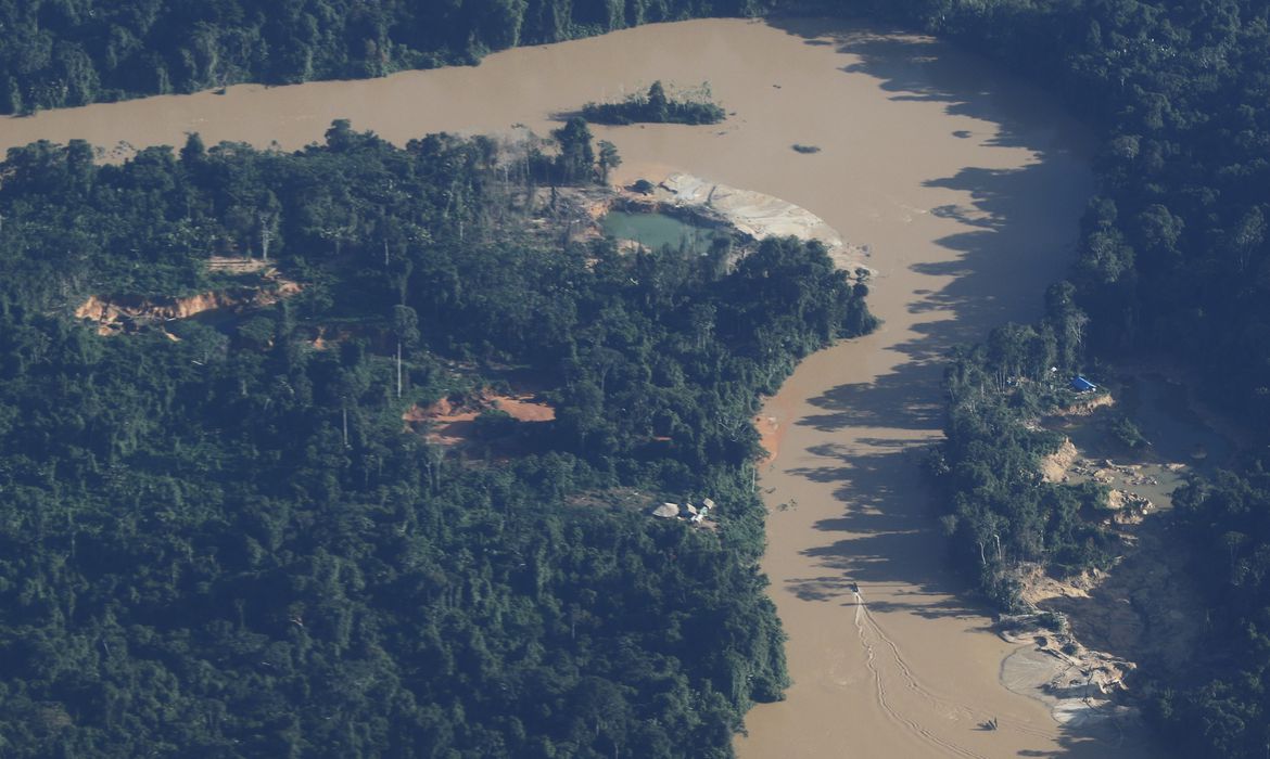Ibama e Funai revistam garimpeiros na saída de terra Yanomami