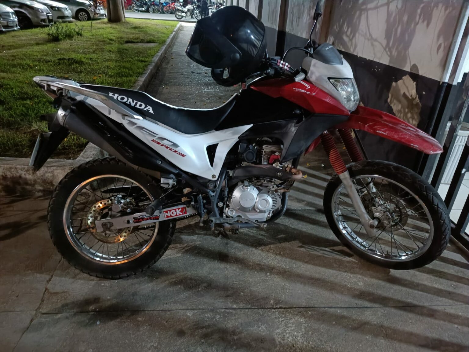 Moto roubada é abandonada perto de escola na Nova Marabá