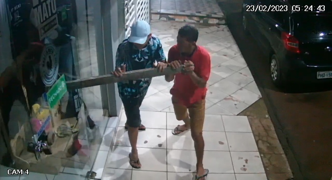 Dupla arromba porta de loja de confecções no sudoeste do Pará