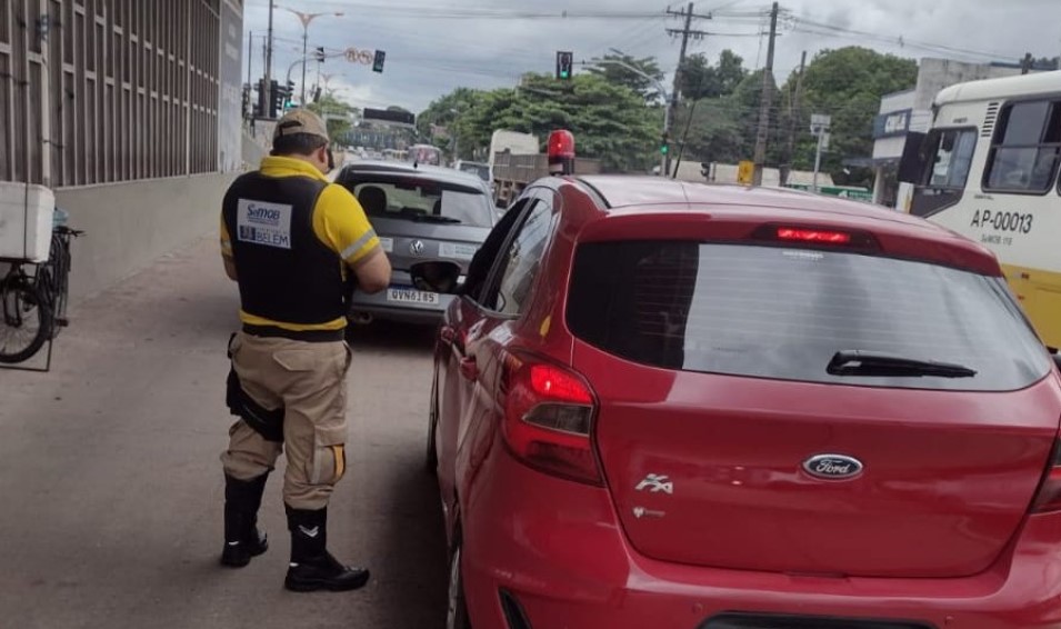 Motorista de aplicativo é flagrado usando giroflex em via expressa no Pará