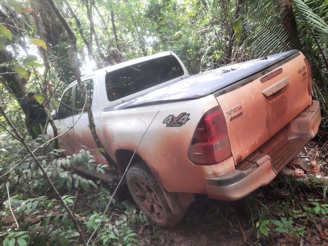 Caminhonete abandonada é encontrada dentro de matagal em Marabá