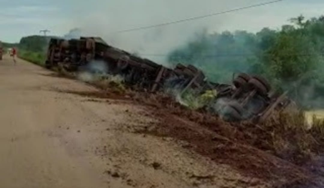 Carreta tomba e derruba poste de alta tensão no interior do Pará