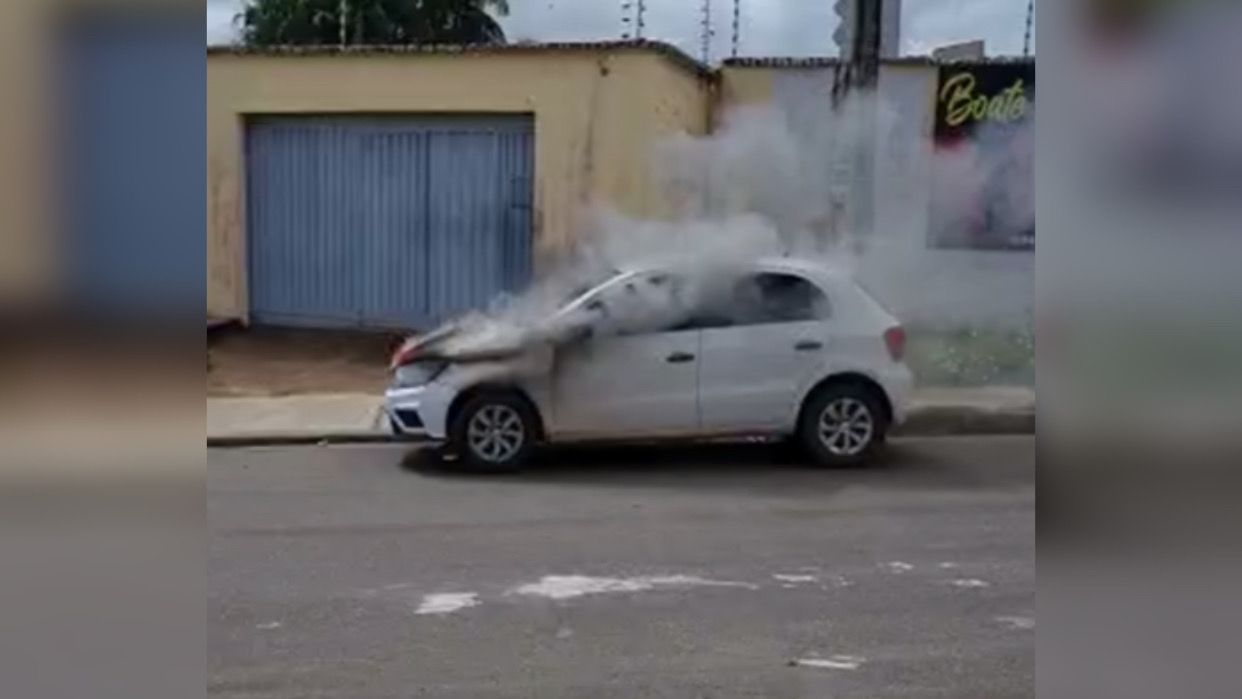 VÍDEO: Carro pega fogo com dono dormindo dentro do veículo, em Marabá