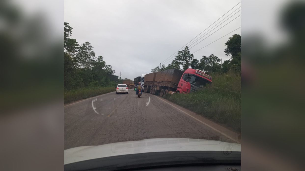Carreta sai da pista e quase tomba na BR-155, em Marabá