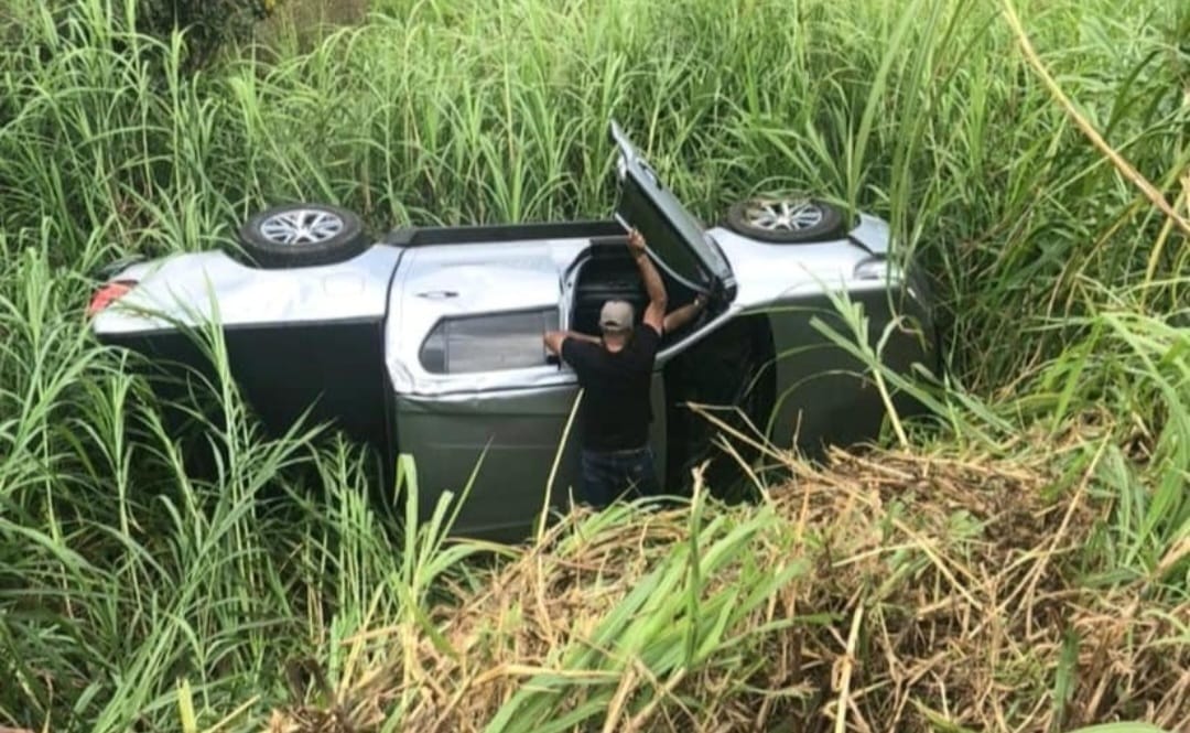 Caminhonete tomba e motorista sai ileso na BR-155 no sul do Pará