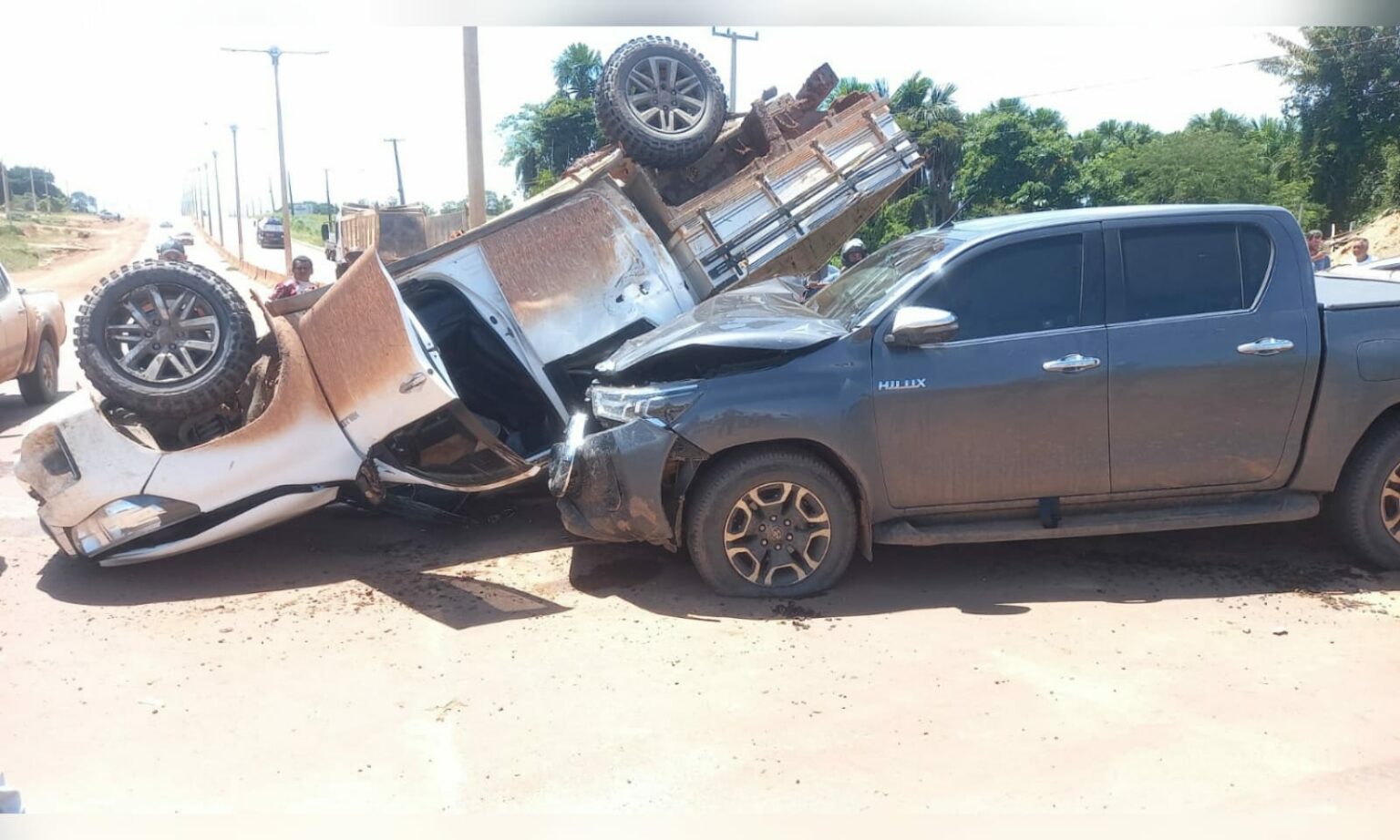 Caminhonete bate em veículo e capota na BR-230 no interior do Pará