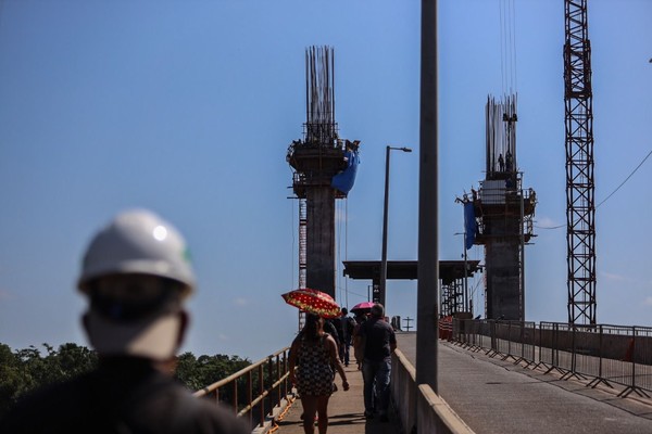Trabalhadores interditam Ponte de Outeiro em protesto por salários atrasados