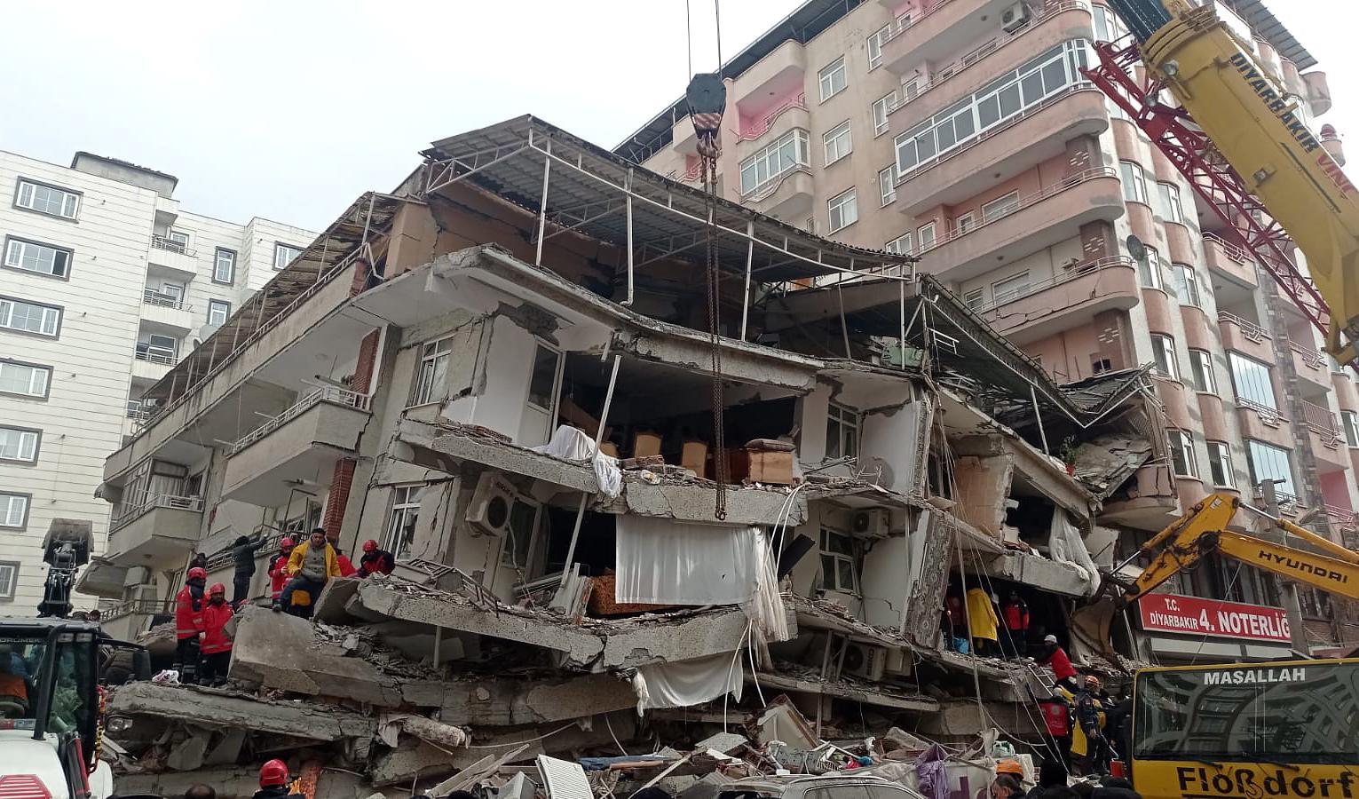 Terremoto de magnitude 7,8 deixa mais de 500 mortos na Turquia e na Síria
