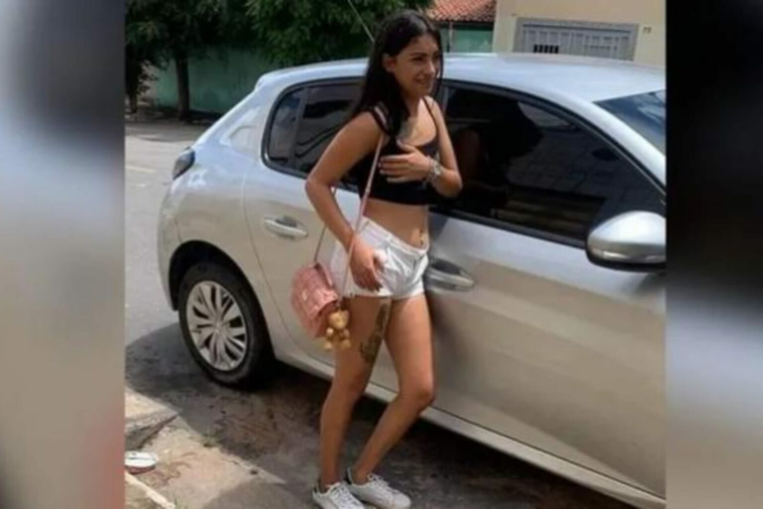 Assassino mata mulher com golpes de faca, filma o crime e posta na internet