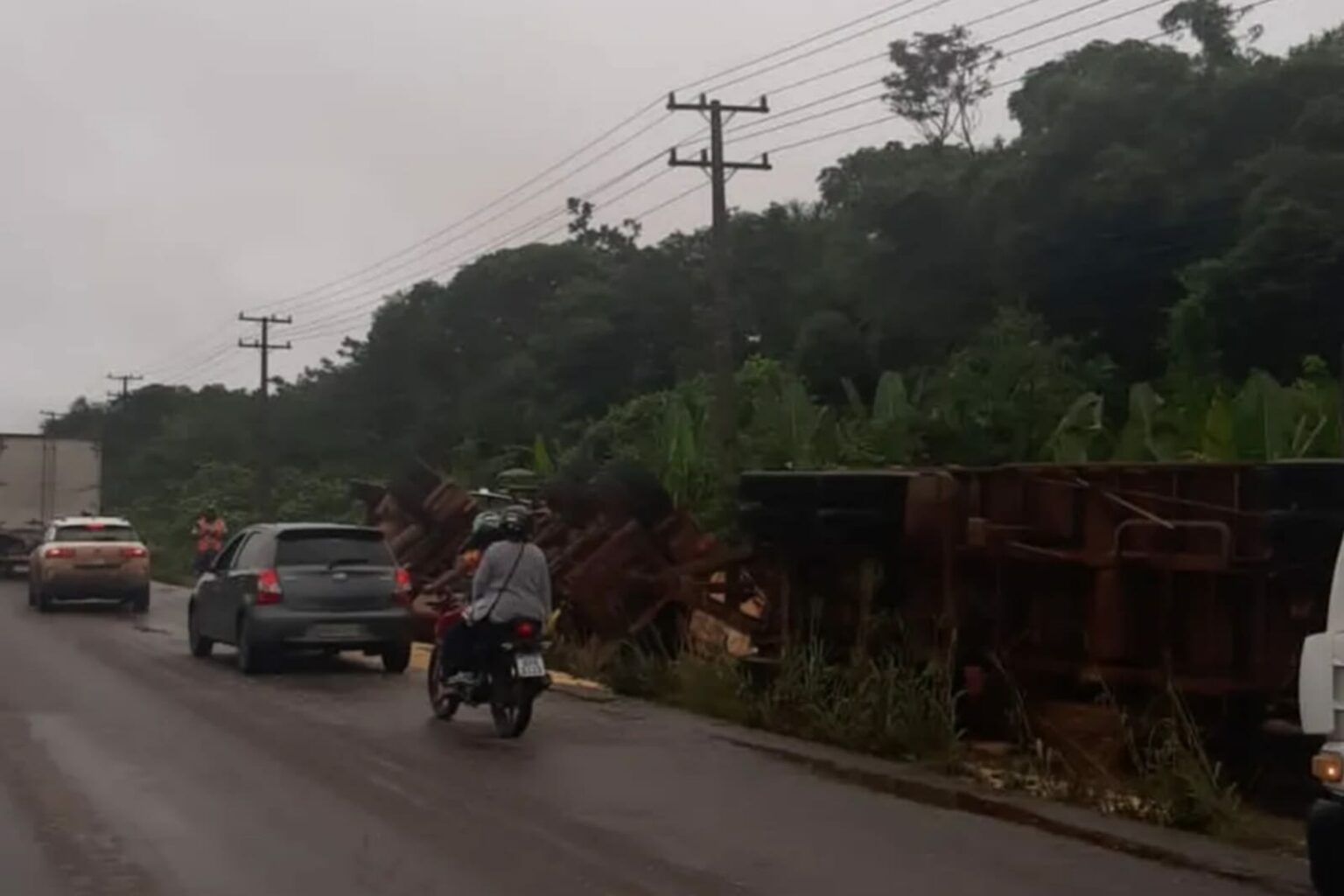 Carreta tomba no nordeste do Pará