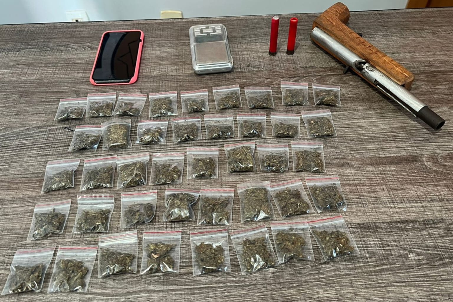 Homem é preso e menor apreendido após serem flagrados com drogas e arma de fogo em Dom Eliseu