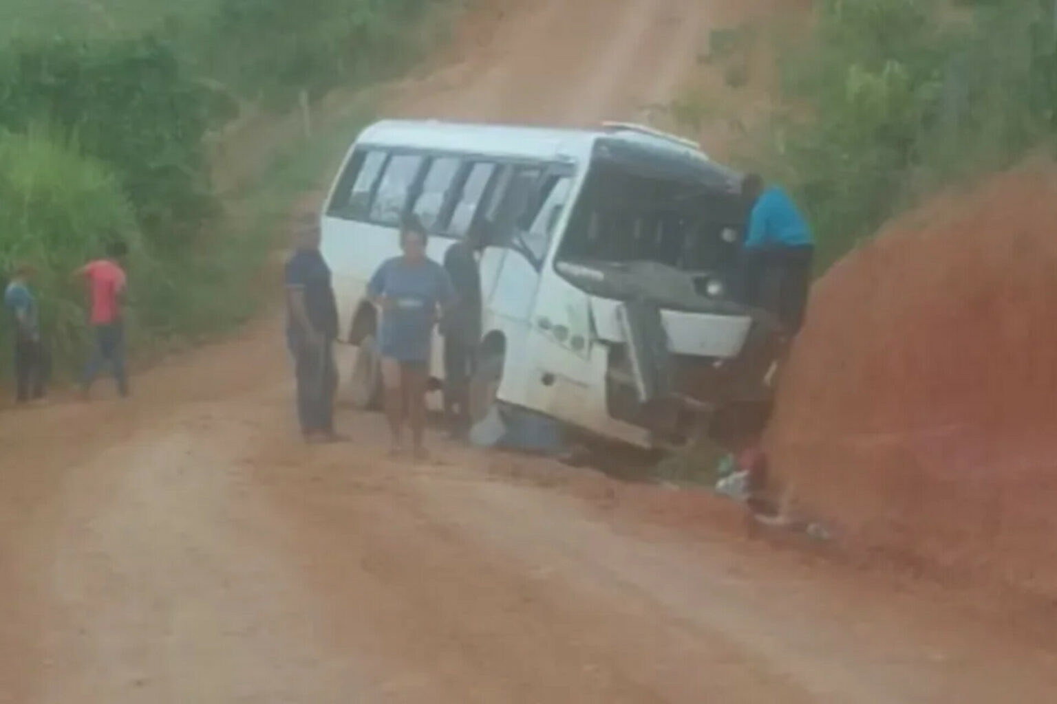 Micro-ônibus se choca contra barranco e deixa crianças feridas no Pará