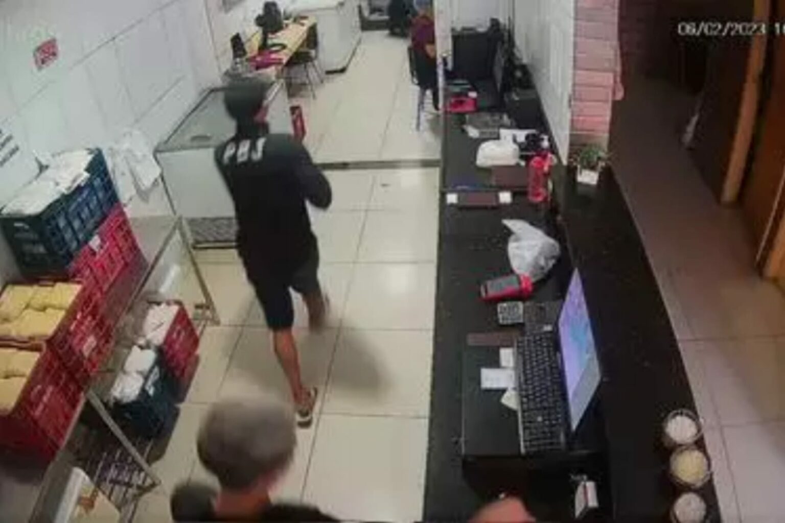 Câmeras registram assalto a rede de pontos de venda de açaí no Pará