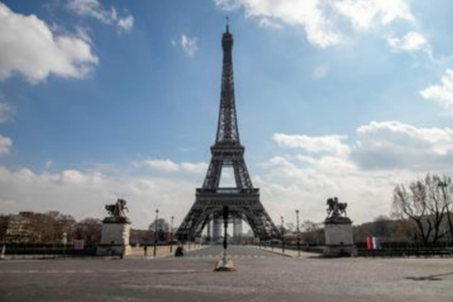 Irmãs brasileiras são violentadas sexualmente no entorno da Torre Eiffel