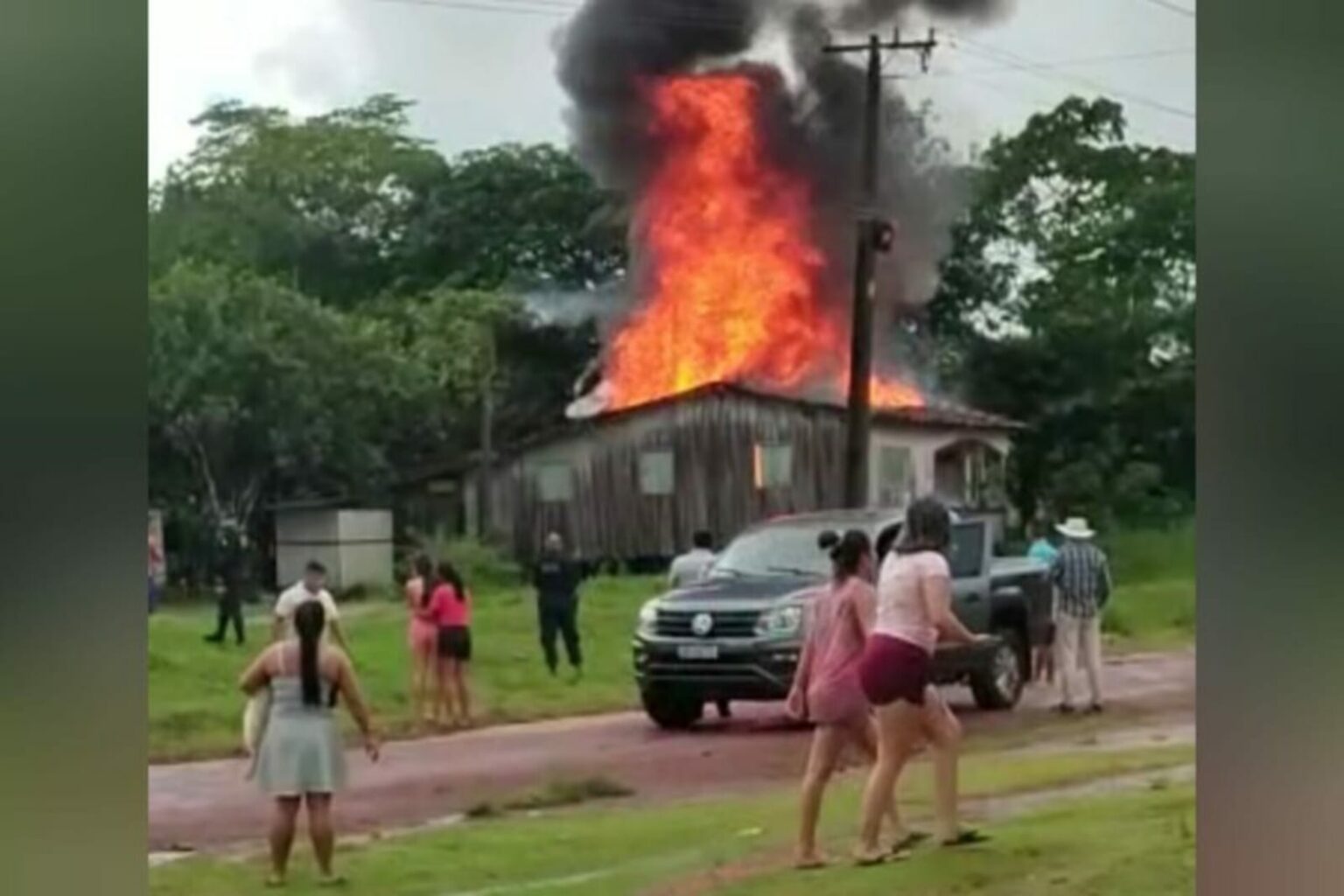 VÍDEO: Casa pega fogo após ser atingida por raio no nordeste do Pará