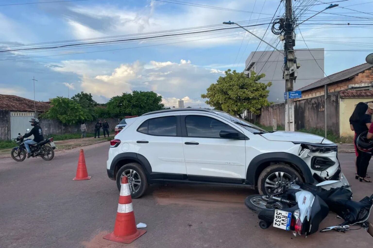 Carro atropela dois motociclistas no interior do Pará
