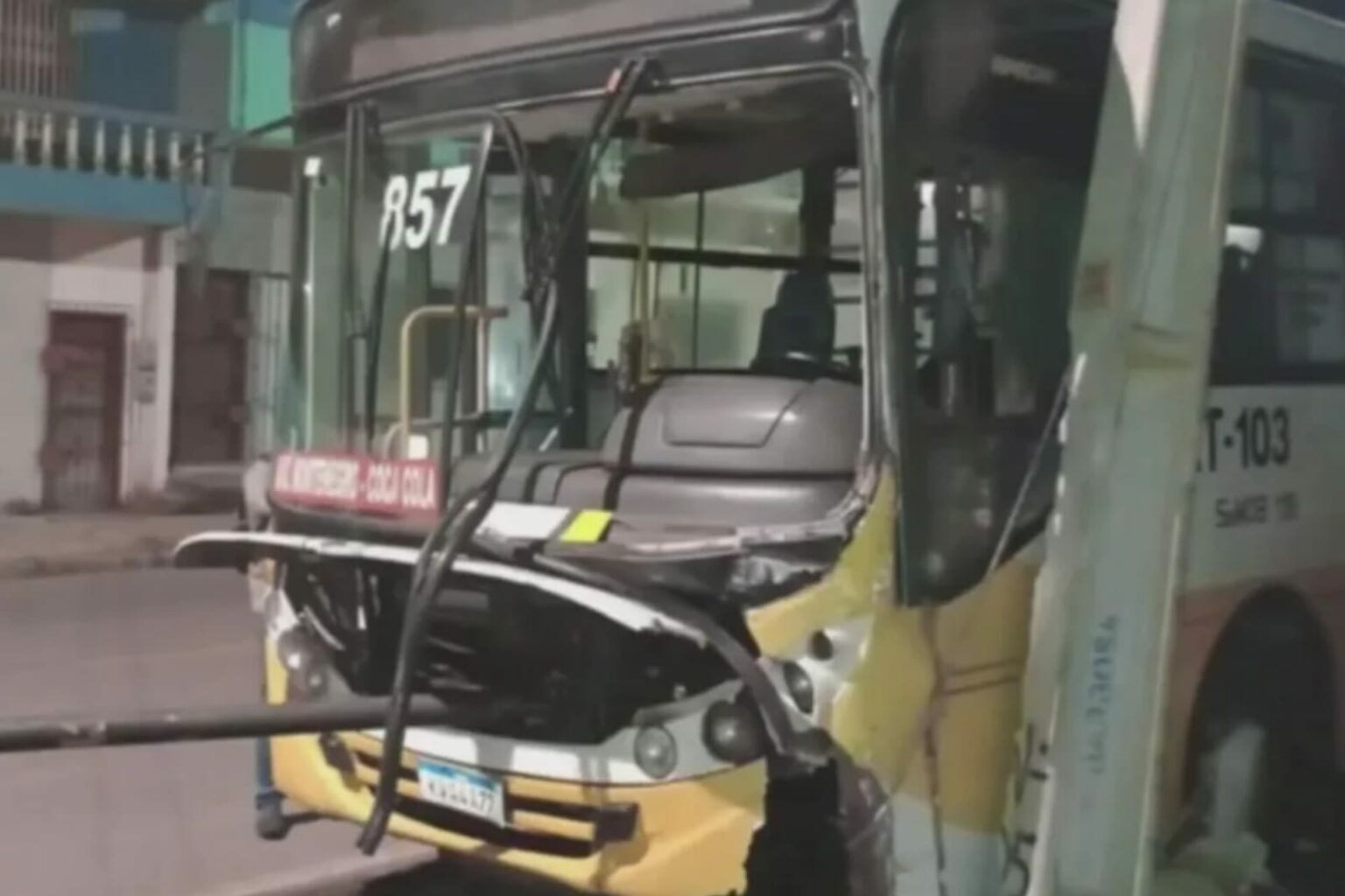 Ônibus desgovernado se choca contra poste no Pará