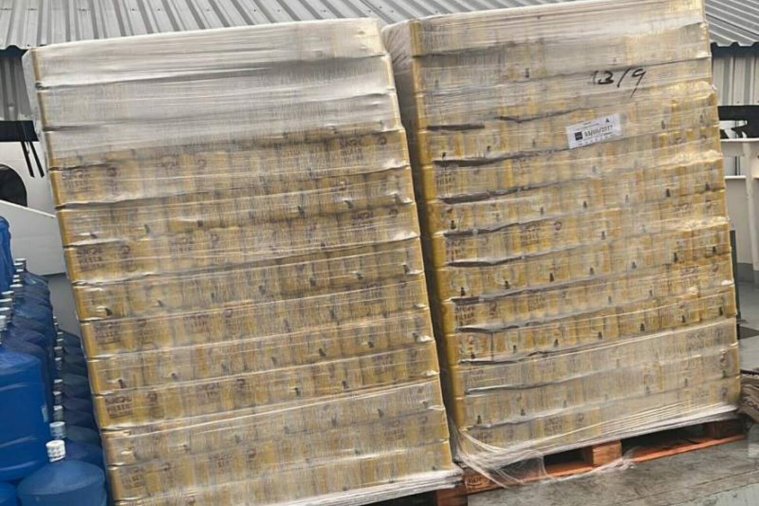 Sefa apreende 35.700 latas de cerveja em porto de Oriximiná