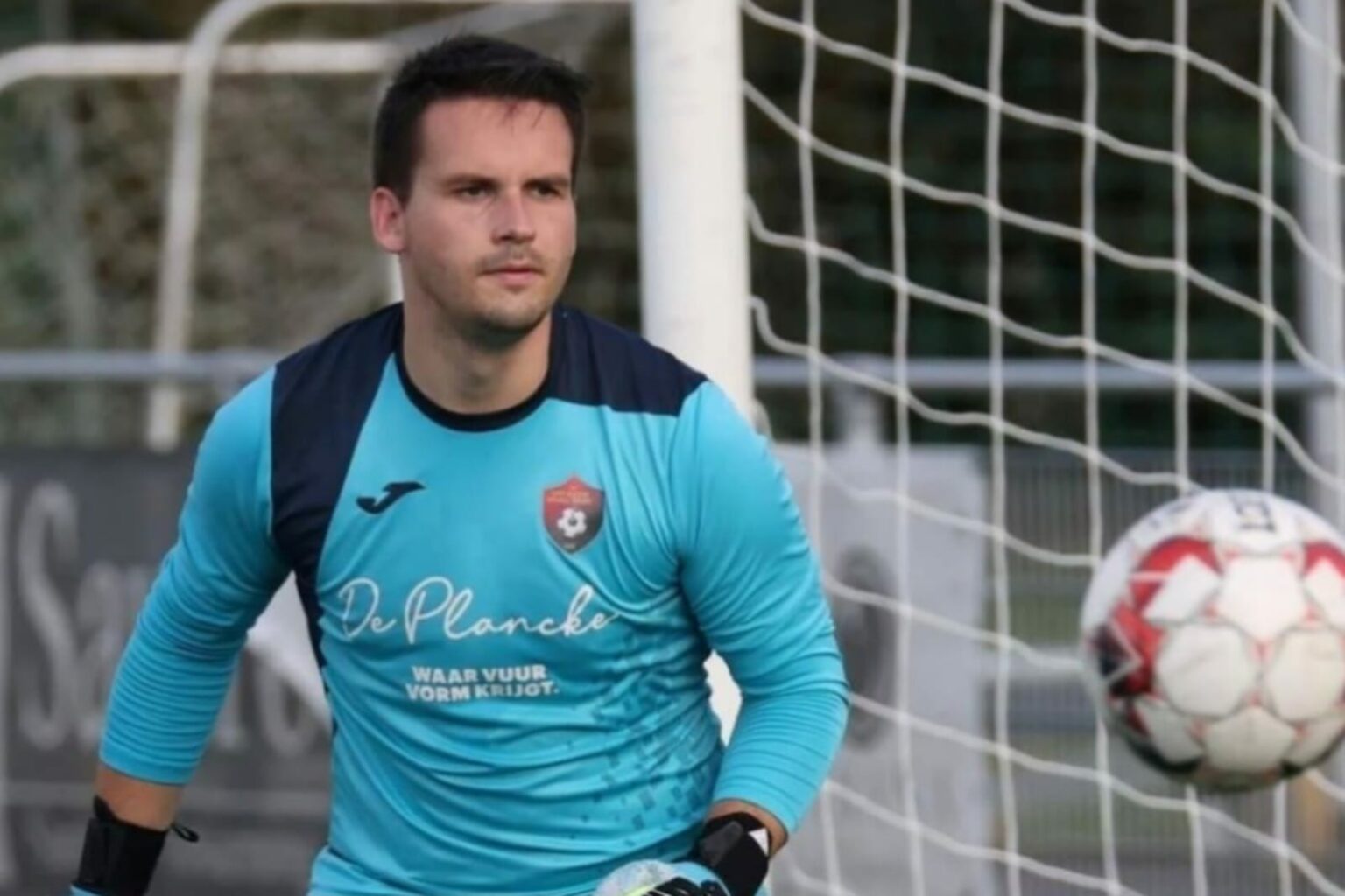 Goleiro morre após pegar pênalti durante jogo de futebol