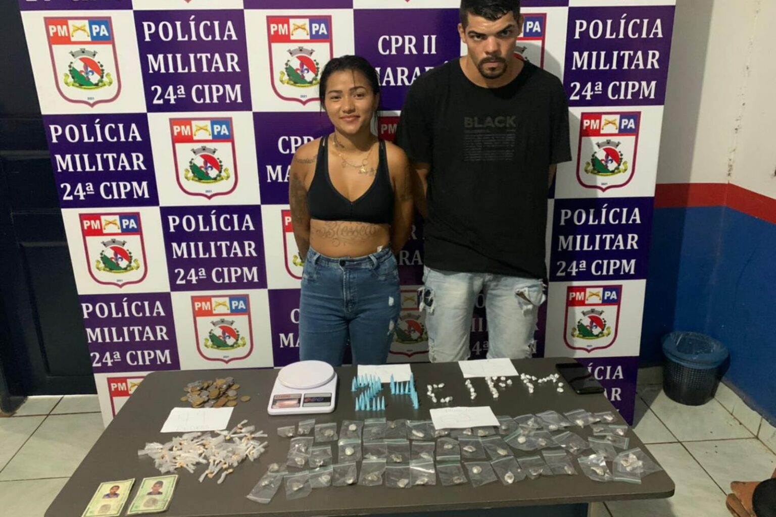 Dupla é conduzida à delegacia após ser flagrada com drogas em Itupiranga