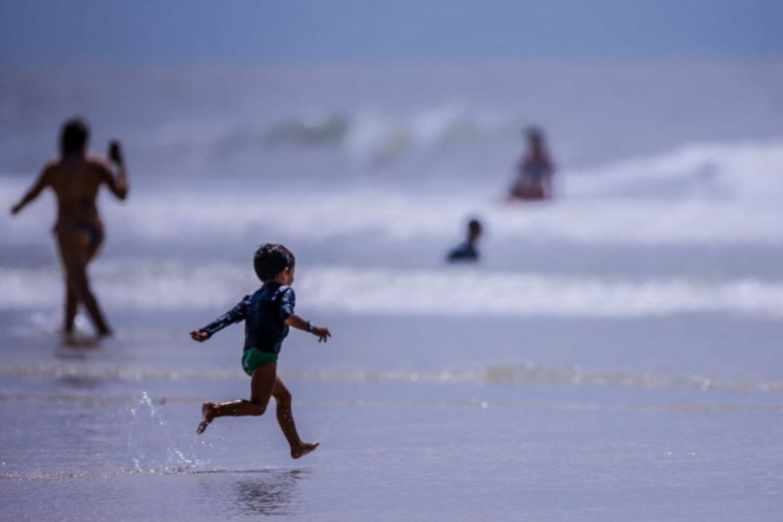 Carnaval é tempo de redobrar o cuidado na hora do banho de piscina, rio ou mar