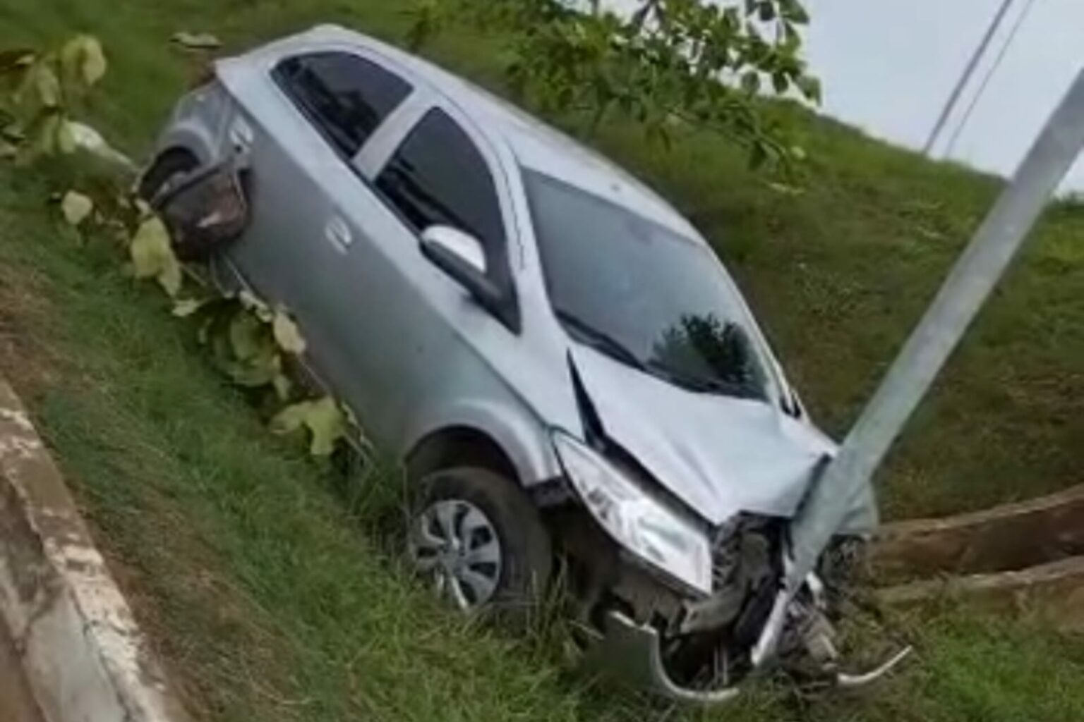Motorista colide carro contra poste em Marabá