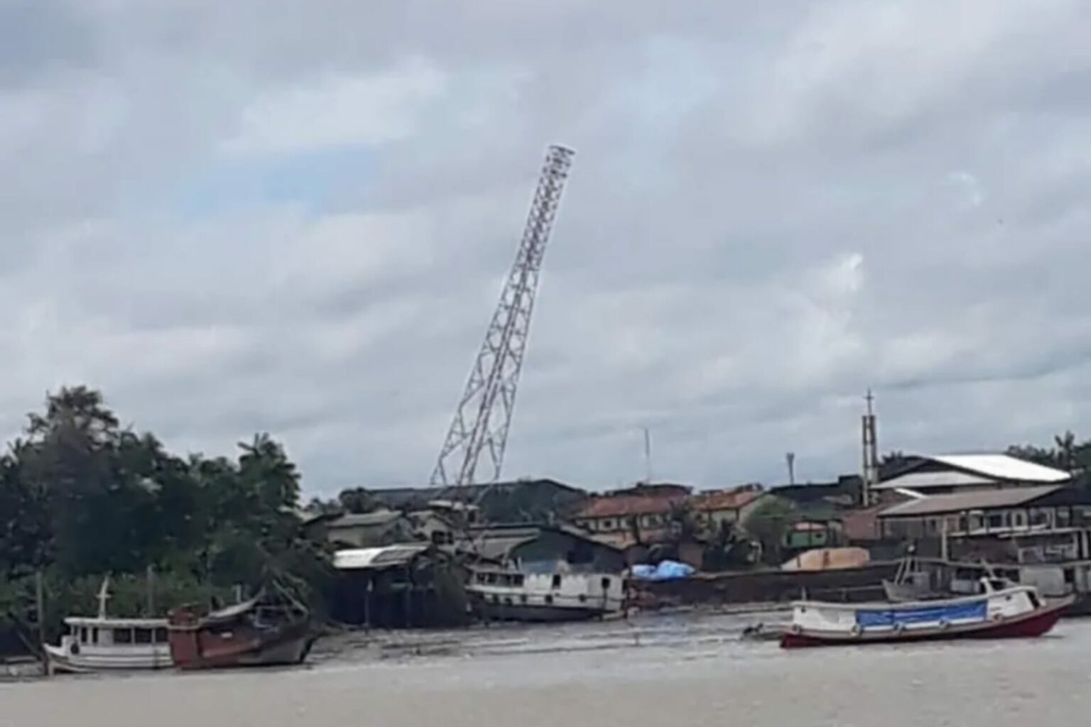 Deslizamento de terra atinge casas e torre de energia no Pará
