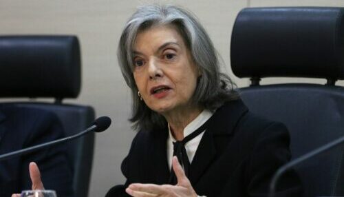 Cármen Lúcia envia processos de Bolsonaro para Justiça do DF