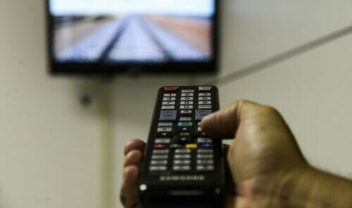 Jovens de até 24 anos veem 7 vezes menos TV aberta do que idosos