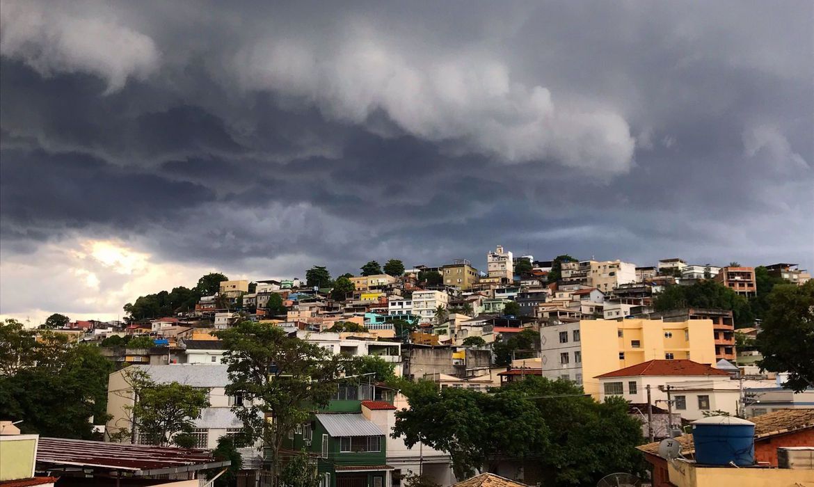 Chuvas, ventos fortes e frio marcam o carnaval em quase todo o Brasil