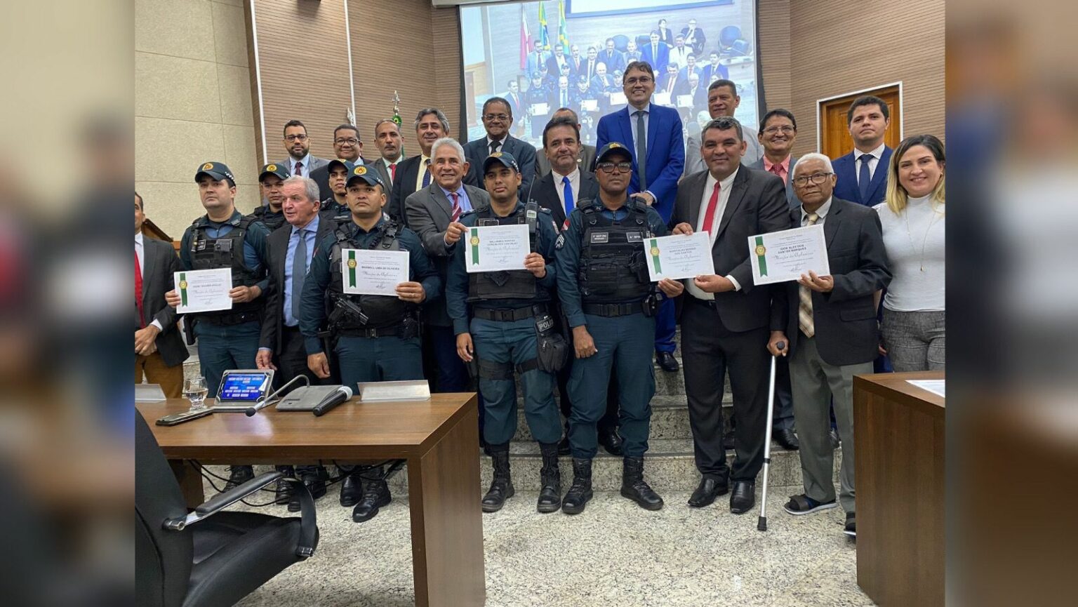 PMs recebem moção de aplausos após apreensão de drogas em Marabá
