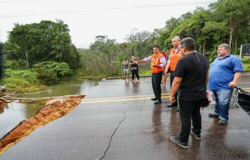 Governador sobrevoa trecho de rodovia que sofreu rompimento no Pará