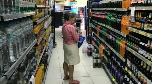 Embalagens ocultam parte dos aditivos em alimentos vendidos no Brasil