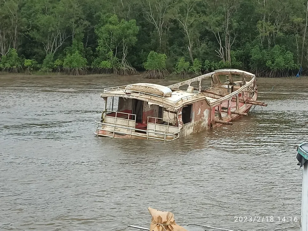 Após ser retirado do fundo de rio, barco de naufrágio que matou 23 pessoas volta a afundar no Pará