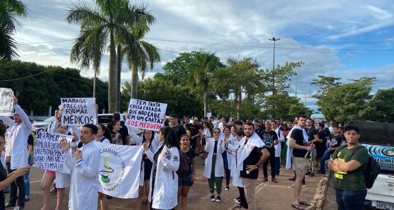 Estudantes de medicina da Uepa fecham BR-230 por falta de professores em Marabá