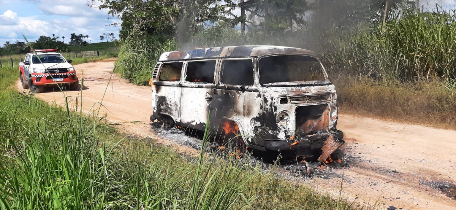 Incêndio consome Kombi recém-comprada em São Domingos do Araguaia