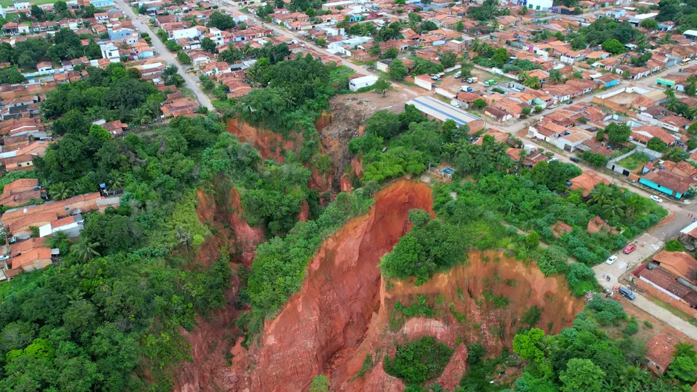 Cidade no Maranhão corre risco de desaparecer por causa de crateras