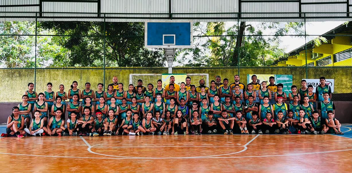 Clube de handebol reúne 100 crianças em acampamento