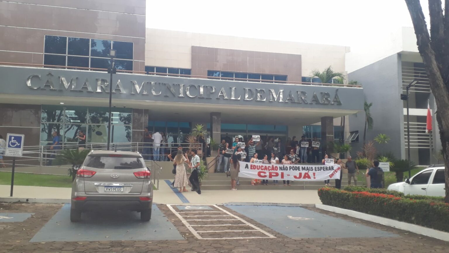 Grupo de servidores da Educação protesta na Câmara Municipal de Marabá