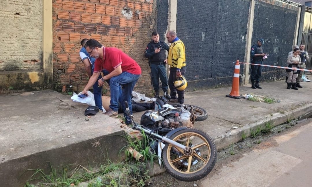 Motociclista cai, bate a cabeça em calçada e morre em Parauapebas