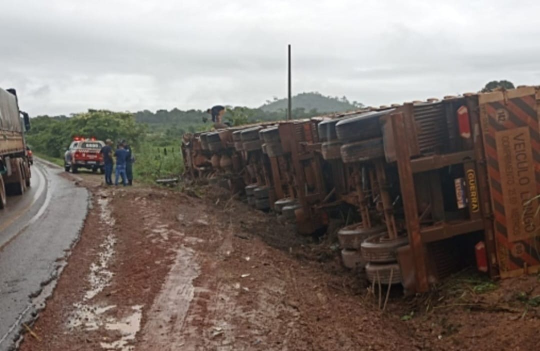 Carro de funerária bate e tomba carreta no interior do Pará