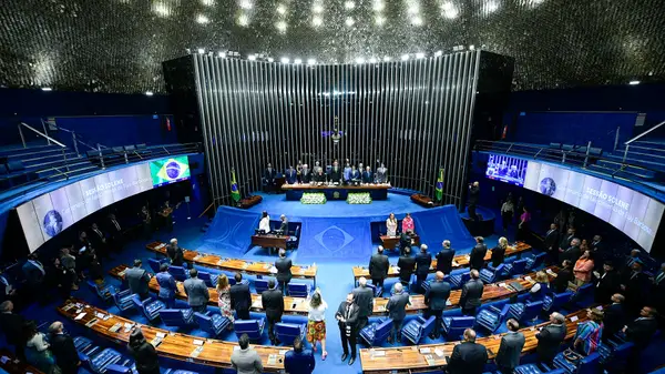 Senadores decidem trabalhar apenas nove dias por mês em Brasília