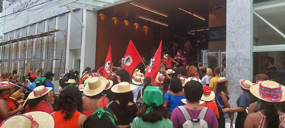 Manifestantes tentam invadir Alepa e são contidos com gás de pimenta