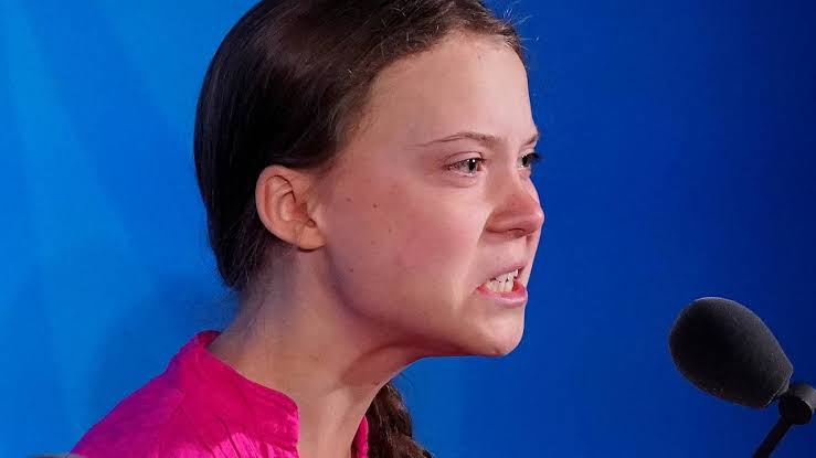 Ativista Greta Thunberg é detida pela polícia na Noruega